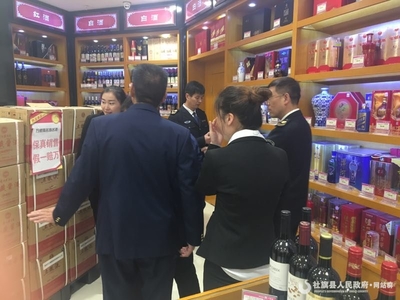 县食药工商局开展白酒市场整治工作