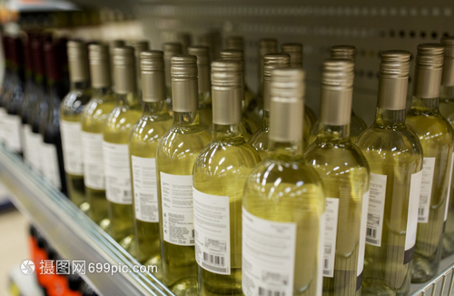 销售酒精瓶白酒商店酒类商店的瓶子